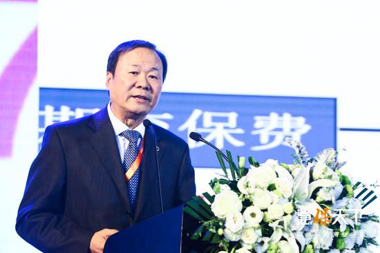 图为新华保险董事长兼CEO万峰